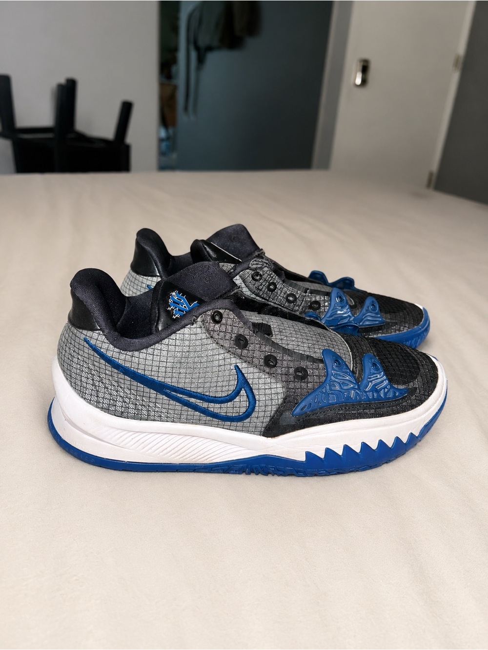 Nike Kyrie 4 low-gently used 8.5 men